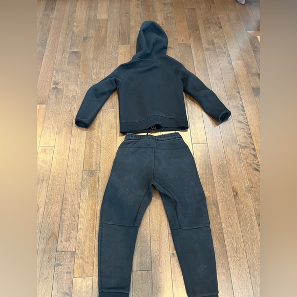Kids' Nike Tech Fleece Black Tracksuit Set - Picture 2 of 5